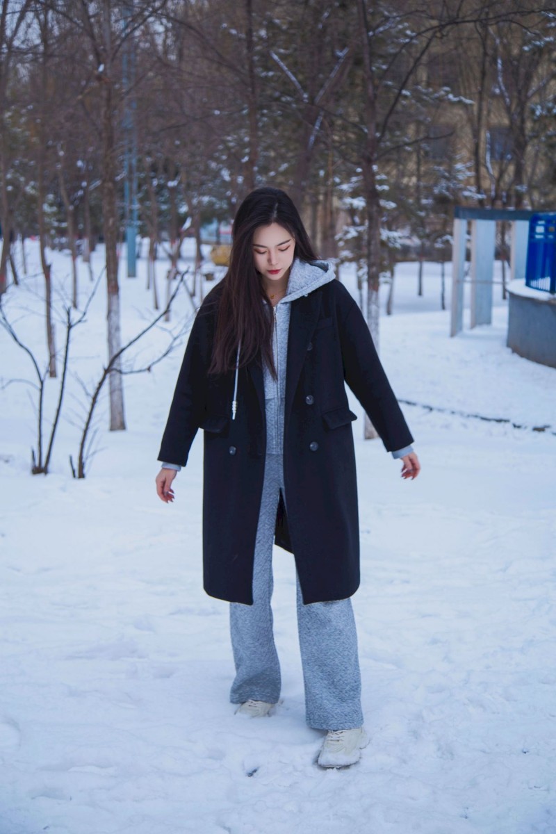 织梦映像长发美女天寒地冻踏雪无痕雪景主题写真-绅士社