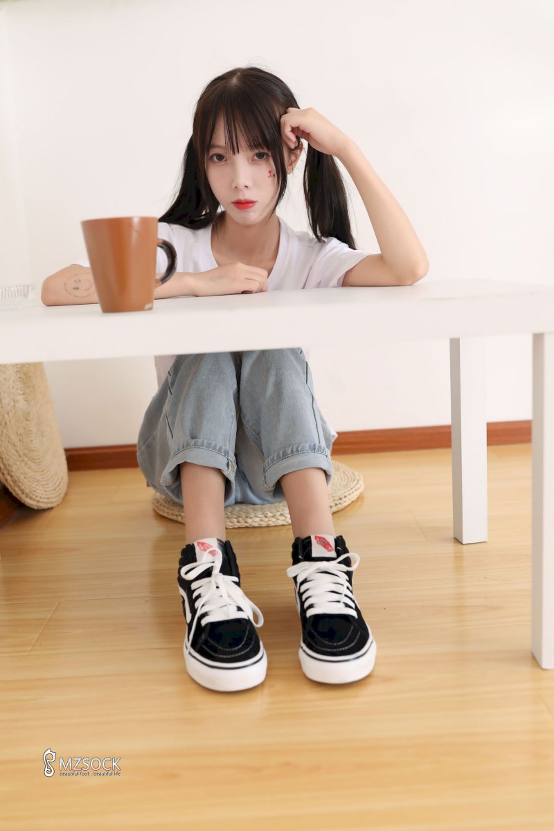 MZSOCK爱美足小妹樱子白色上衣牛仔裤足控写真-绅士社