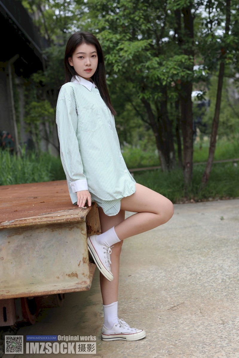 MZSOCK爱美足模特香菜条纹衬衫修长美腿户外写真-绅士社