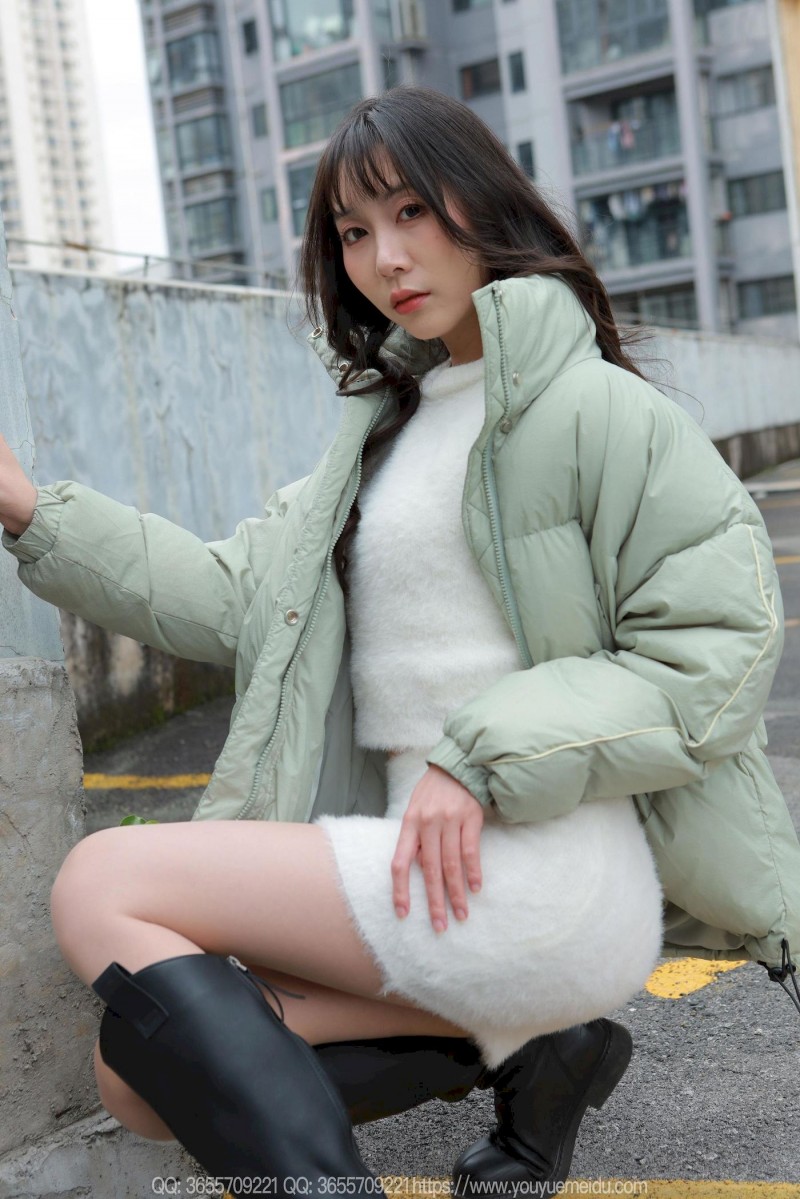 IESS异思趣向模特团团包臀裙肉丝美腿户外写真-绅士社