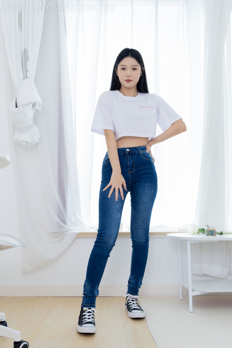 物恋传媒模特小竹白T恤牛仔裤居家女友主题写真-绅士社