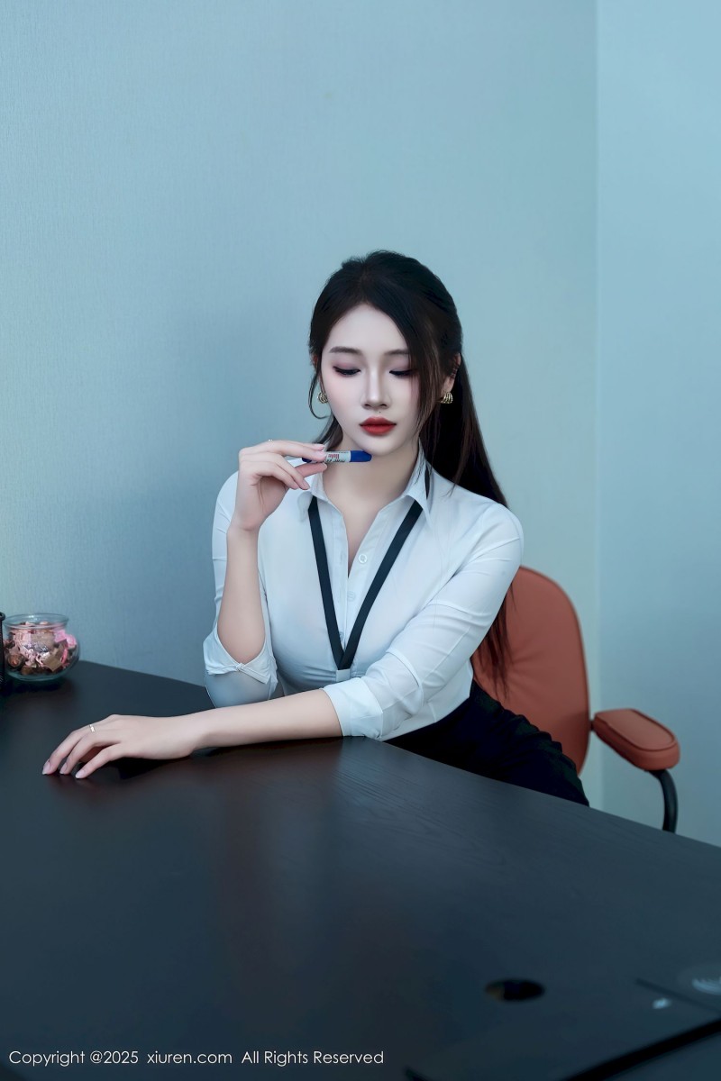 秀人网模特南乔黑白职业套装娇嫩欲滴性感写真-绅士社